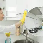 Tauki no virtuves skapjiem noņems paši no sevis: kādu vienkāršu